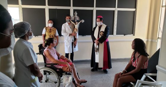 Bispo Dom Beto Breis visita e abençoa Hospitais de Juazeiro no Domingo de Páscoa