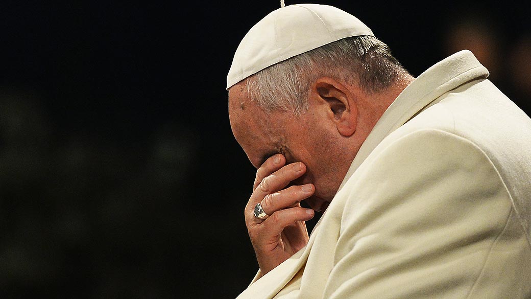 Pope Francis attends the Celebration of the Way of the Cross on Good Friday on April 18, 2014 at the Colosseum in Rome.       AFP PHOTO / ALBERTO PIZZOLI